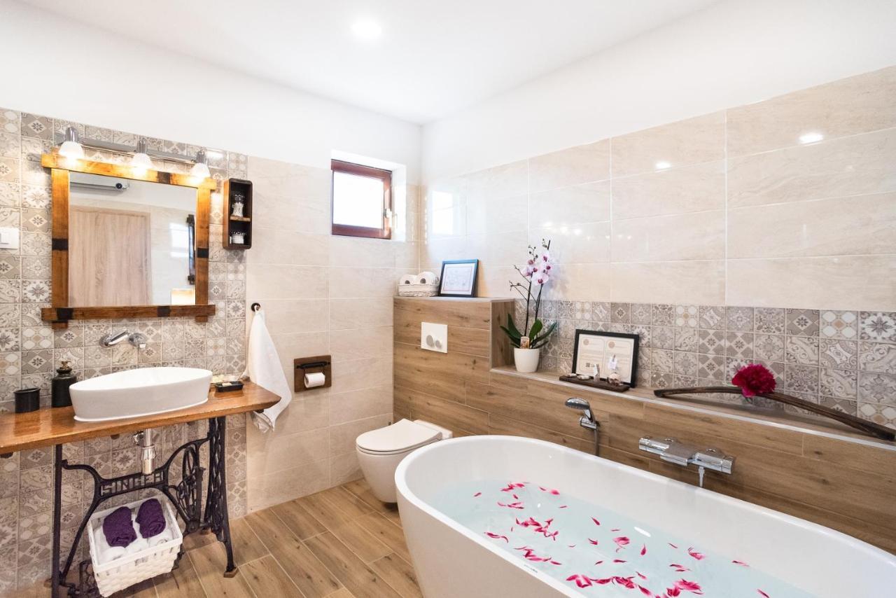 Boutique House Rustikana By Locap Group イゾラ エクステリア 写真